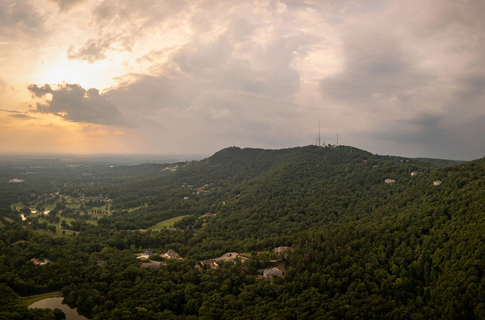 Paris Mountain Hotel Opposition